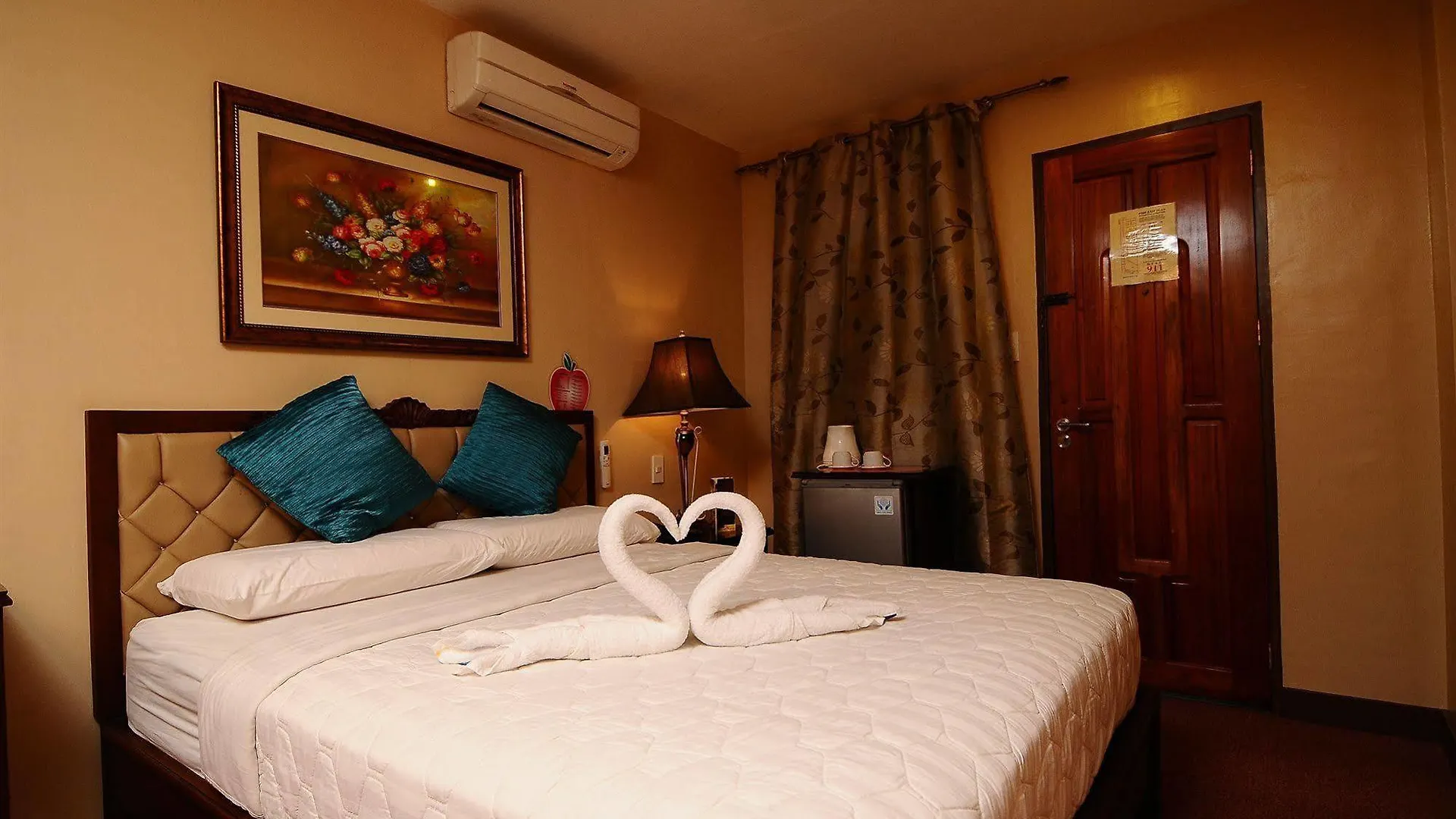 Big Apple Hotel & Bar Davao 2*,